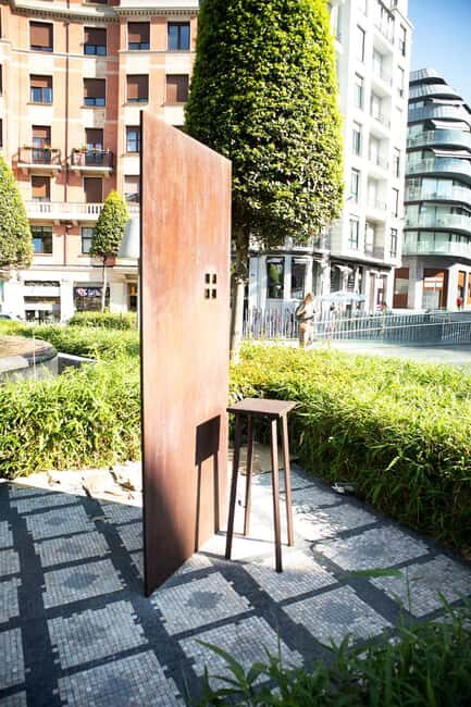 Alhóndiga de Bilbao: Art explained by Artists - Final Thoughts: Who Should Book?