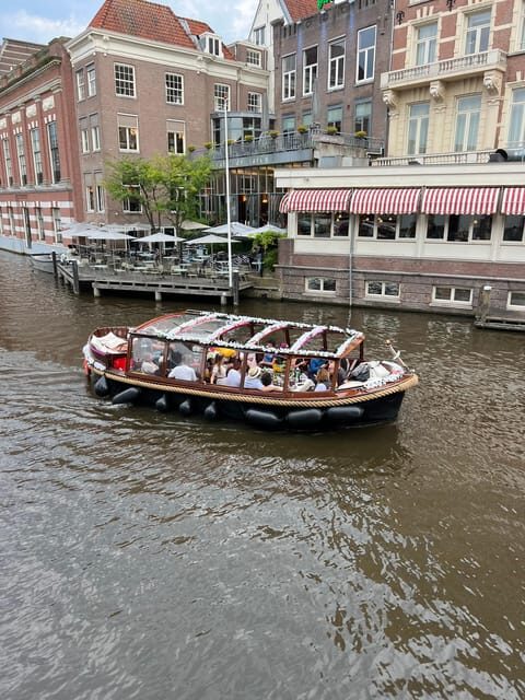 Amsterdam: Boat Tour with Optional Unlimited Drinks - The Social and Cultural Vibe