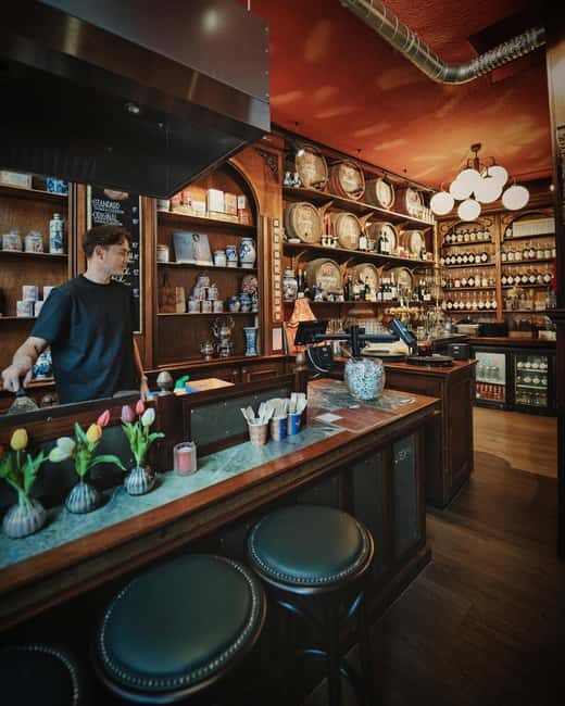 Amsterdam: Dutch Food Tour with Local Guide and Tasting - Group Size and Atmosphere