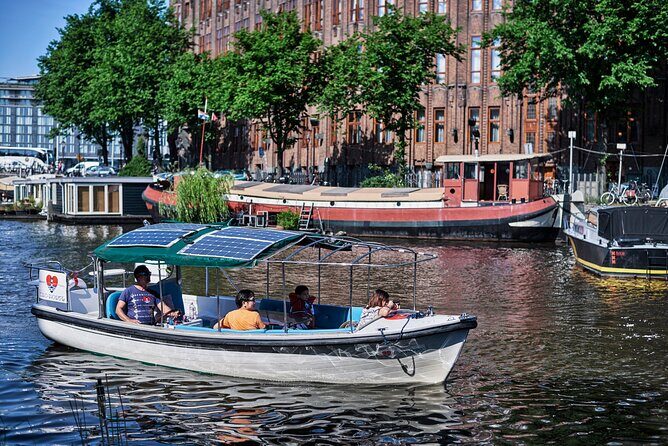 Amsterdam Essence in German: 90-minute waterway trip - Exploring the Amsterdam Essence Waterway Trip in Depth