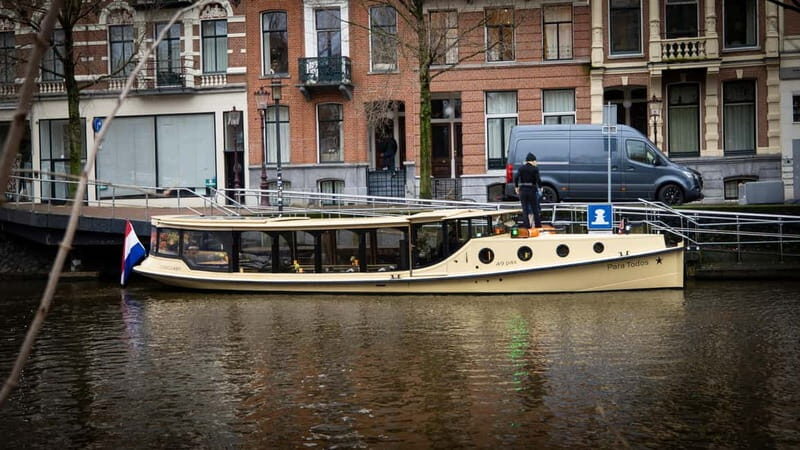 Amsterdam: Historic Virtual Reality Boat Tour - Key Points