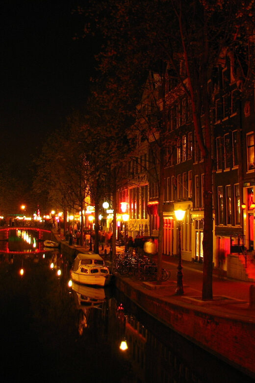 Amsterdam: Private Red Light District Tour in Spanish - Amsterdam: Private Red Light District Tour in Spanish — An Authentic Look into the City’s Edgy Side