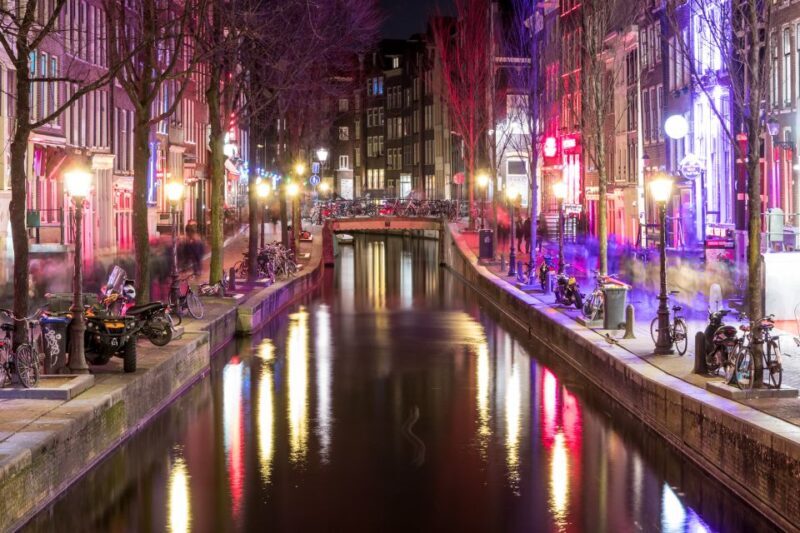 Amsterdam: Red Light District Walking Tour - Exploring the Red Light District