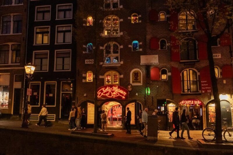 Amsterdam: Red Light Tour Exclusive + Peep Show - FAQ