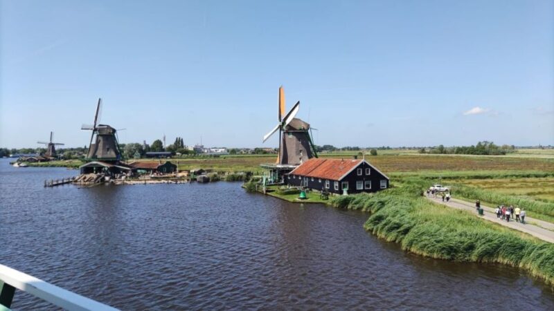 Amsterdam: Zaanse Schans Windmills Bike Tour with Guide - Key Points