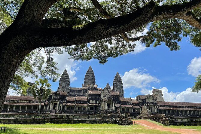 Angkor Cab: Siem Reap 3 day private tour: 'off the beaten track' - Day Two: Classic Angkor, with a Quiet Twist
