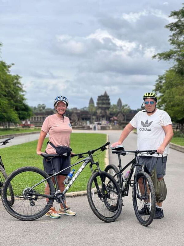 Angkor Wat Bike Tour with Lunch Included - Key Points