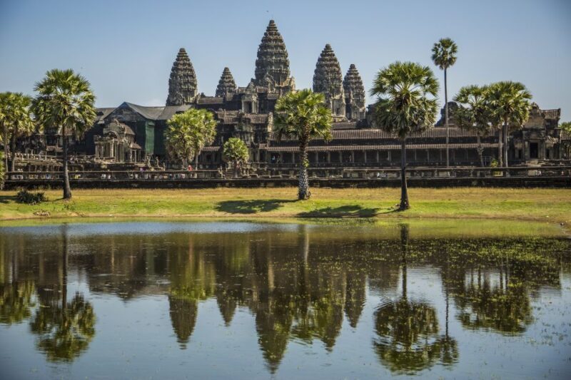 Angkor Wat in a vintage Jeep with driver - jeep rental - Key Points