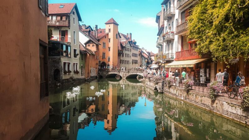 Annecy: Traditional Food Group Walking Tour - Exploring Annecy’s Food Scene on Foot