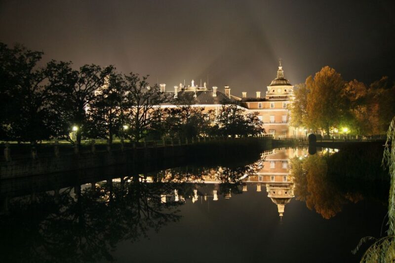 Aranjuez: Mystery and Legends Guided Nighttime Walking Tour - A Close Look at the Experience