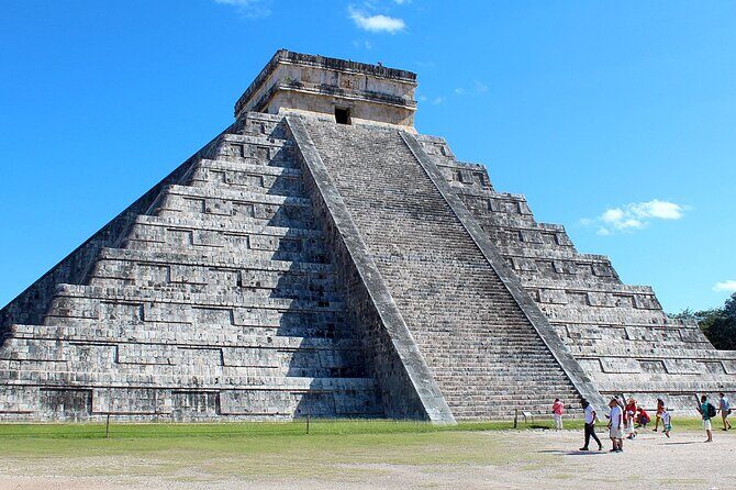 Archaeological area of Chichen Itza magic village of Izamal - Key Points