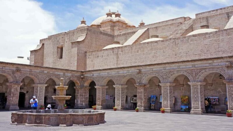 Arequipa: Walking Tour and Santa Catalina Monastery - The Plaza de Armas: Heart of Arequipa