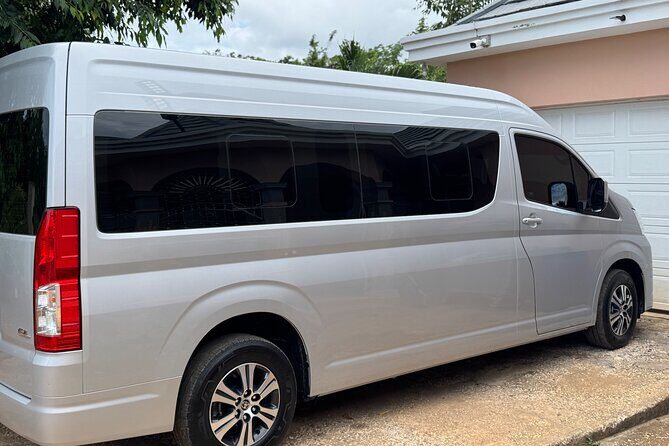 Arrive in Style Montego Bay Roundtrip Transfer - Key Points