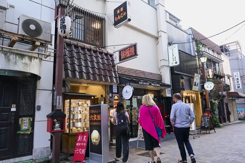 Asakusa: Guided Food Tour with 12 Dishes at 4 Local Eateries - What the evening feels like
