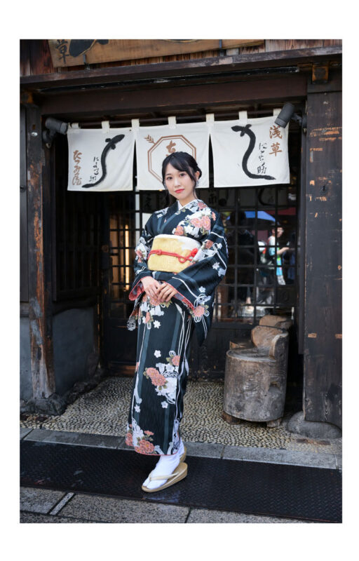 Asakusa Kimono Rental & Photo Shoot (Tokyo / Provided by Kimonoya Mitsuki) - Walking from the shop toward Senso-ji