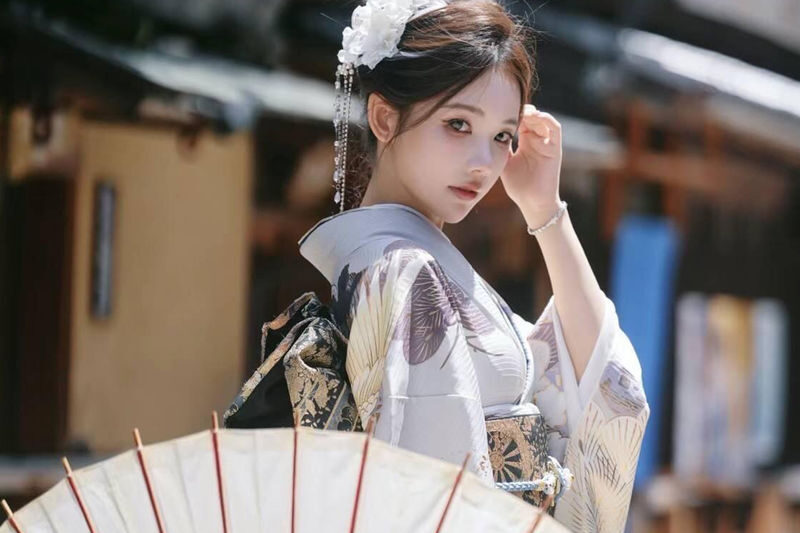 Asakusa Temple Kimono Rental & Photo Experience (Tokyo Kimono Rei Kaminarimon) - Take your outfit into Asakusa