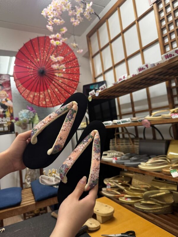 Asakusa Zori-Making: Craft Your Own Traditional Sandals - What the one-hour zori workshop involves