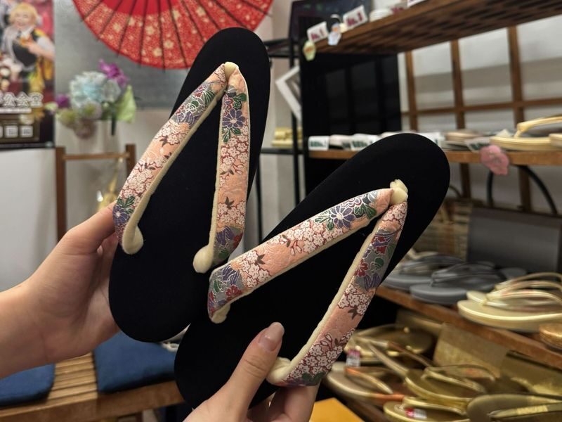 Asakusa Zori-Making: Craft Your Own Traditional Sandals - Choosing straps and making the sandals your own