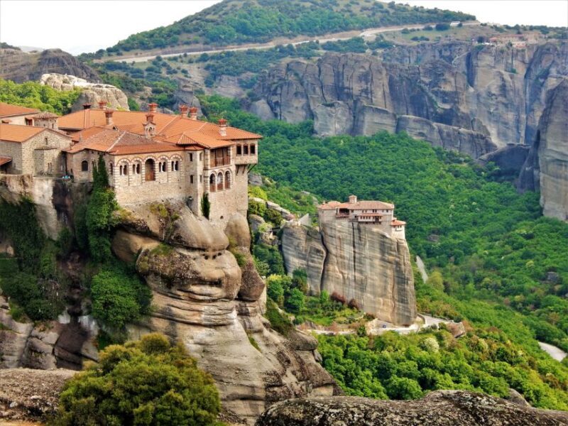 Athens: 2-Day Meteora Tour in Spanish with Guide & Hotel - The Experience in Detail