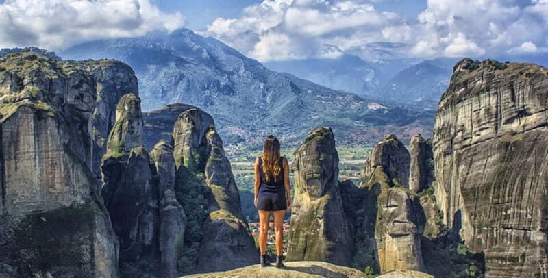 Athens: Meteora Day Trip in Spanish with Live Guide & Lunch - Considerations for Travelers