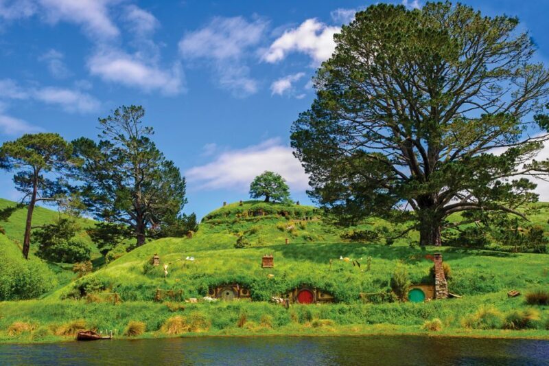 Auckland: Hobbiton Movie Set Day Trip with Festive Lunch - Tasting Middle-earth: Food and Drinks