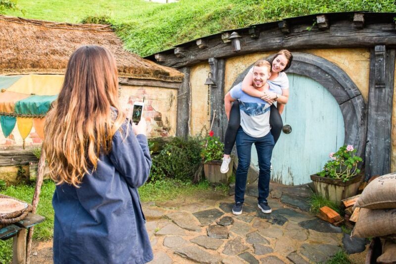 Auckland: Hobbiton Movie Set Tour with Lunch - Shopping and Souvenirs: A Little Hobbiton Treasure Hunt