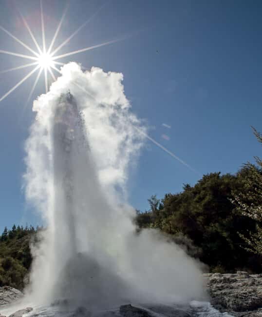 Auckland: Rotorua Wai-O-Tapu, Te Puia with Haka - Lakes and Scenic Views: Blue and Green Lakes