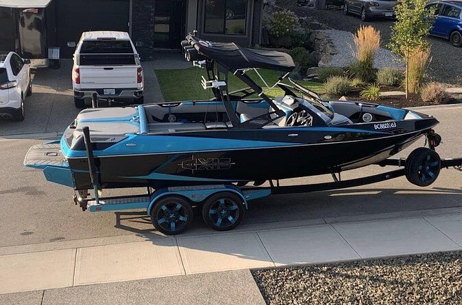 Axis T22 Wake Surfing Boat Rental - A Closer Look at the Axis T22 Wake Surfing Experience