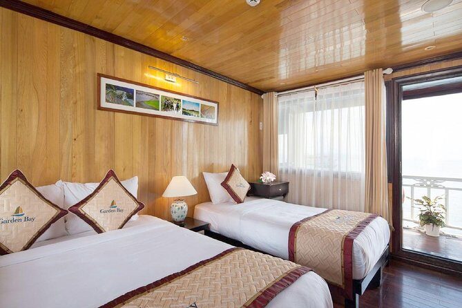 Bai Tu Long boutique & budget cruise 2D: Kayaking, swimming at pristine palaces - Key Points