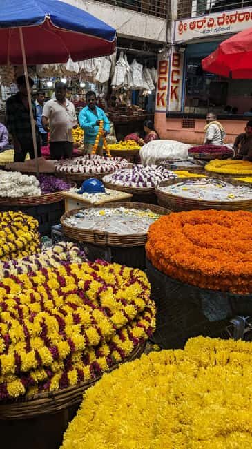 Bangalore Walking Tour KR Flower Market,Fort,Tippu palace - The Guide’s Role: Making the Difference