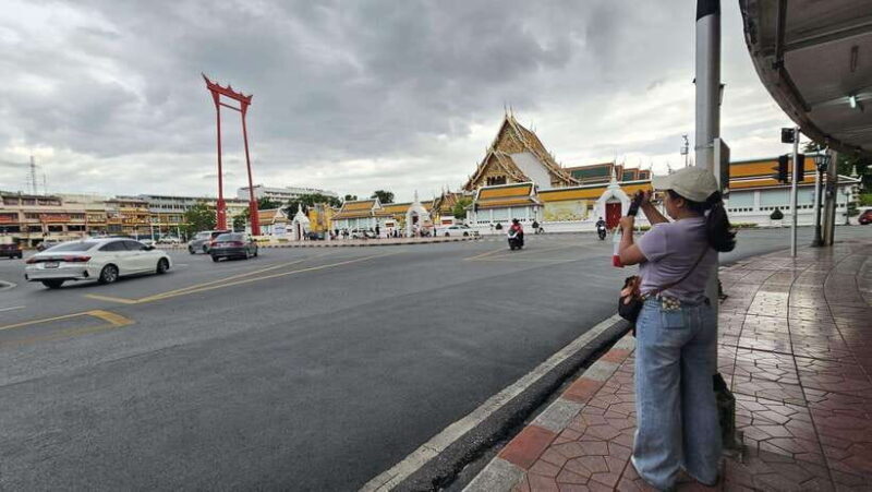 Bangkok: 3-Remarkable Temples Walking Tour - Detailed Experience Breakdown