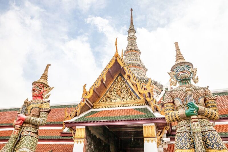 Bangkok: City Highlights Temple and Market Walking Tour - Key Points