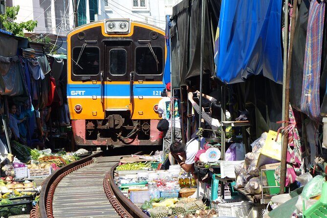 Bangkok: Floating Market and Train Tour with Guide in Spanish and English - References