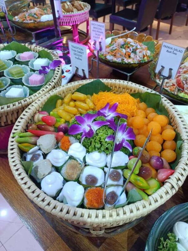 Bangkok: Luxury White Cruise with Buffet and Entertainment - Key Points