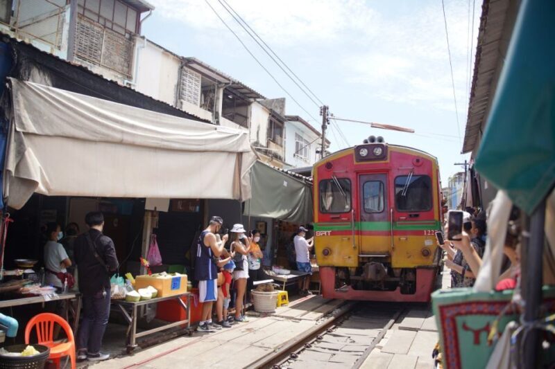 Bangkok: Maeklong Railway Market & Floating Market Tour - Key Points