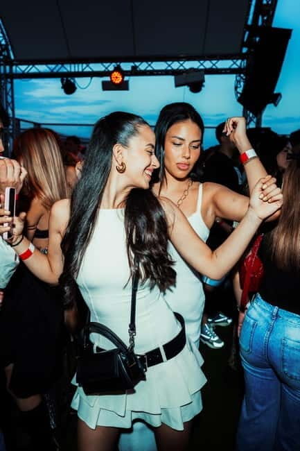 Barcelona: Beach Club Pool Party with DJ - Key Points