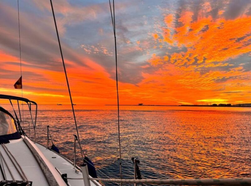 Barcelona: Boat trip with cava in amazing sailboat - Key Points
