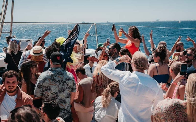 Barcelona: Brunch Boat Party with Drinks and DJ - The Experience in Detail