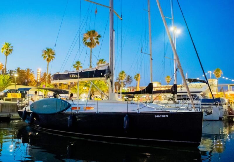 Barcelona: Cena Romántica y noche en camarote en velero - Key Points