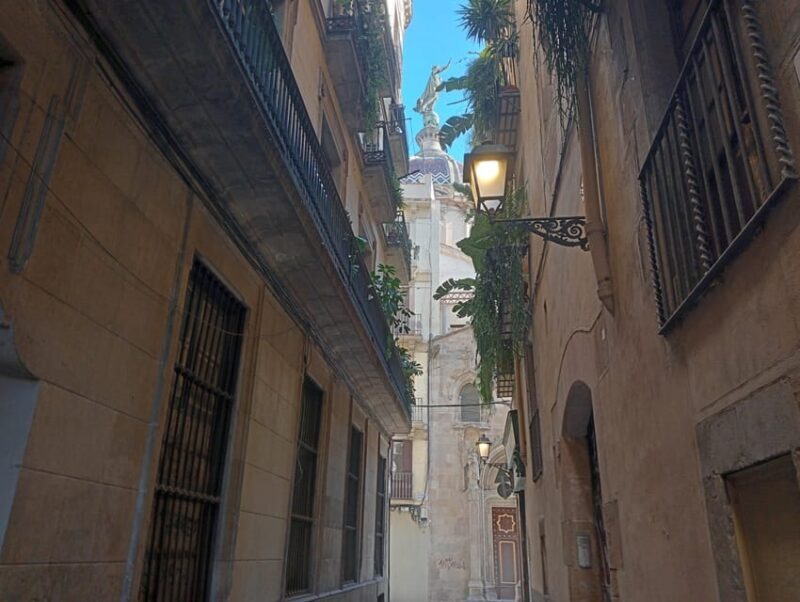 Barcelona: Curious Legends and Traditions of Old Town Tour - Key Points