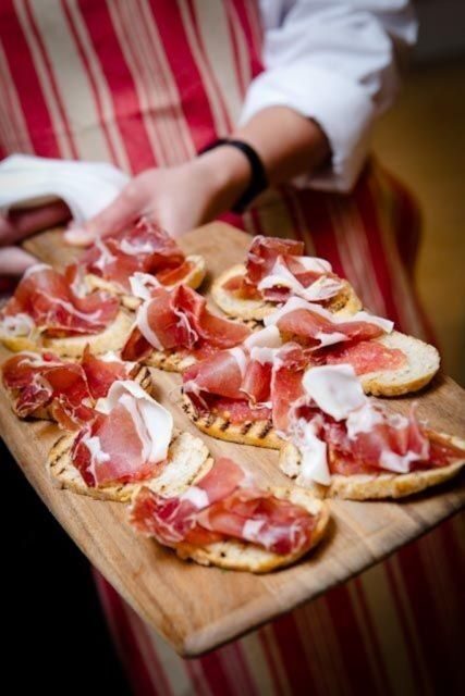 Barcelona: Evening Walking Tour in the Gaudi Area with Tapas - Exploring the Itinerary and Experience in Depth