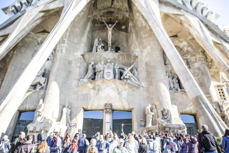 Barcelona: Fast-Track Sagrada Familia and Towers Guided Tour - Barcelona: Fast-Track Sagrada Familia and Towers Guided Tour — A Deep Dive