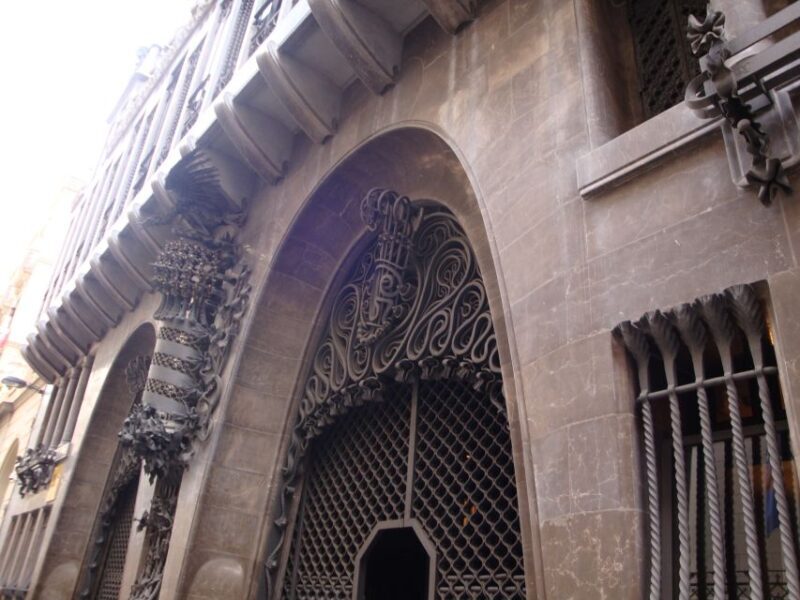 Barcelona: German City Tour from Gaudí's Perspective - The Sum Up