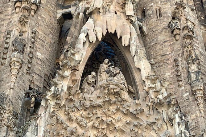 Barcelona: Gothic Paths, Tapas & Sagrada Familia Private Tour - Exploring Barcelona’s Gothic and Modernist Treasures