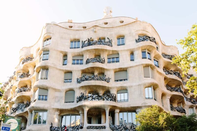 Barcelona: Guided Highlights Bike or eBike Tour (3.5 Hours) - Key Points