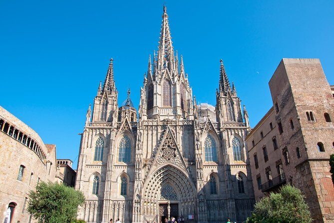 Barcelona Highlights Guided Tour with Monjuic Cable Car - Key Points