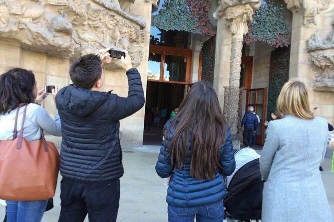 Barcelona: Highlights of Sagrada Familia Max 6 People Guided Tour - FAQs