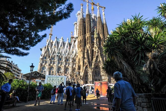 Barcelona Highlights & Sagrada Familia Skip-the-Line Private Tour - Discovering Barcelona: An Unforgettable Overview