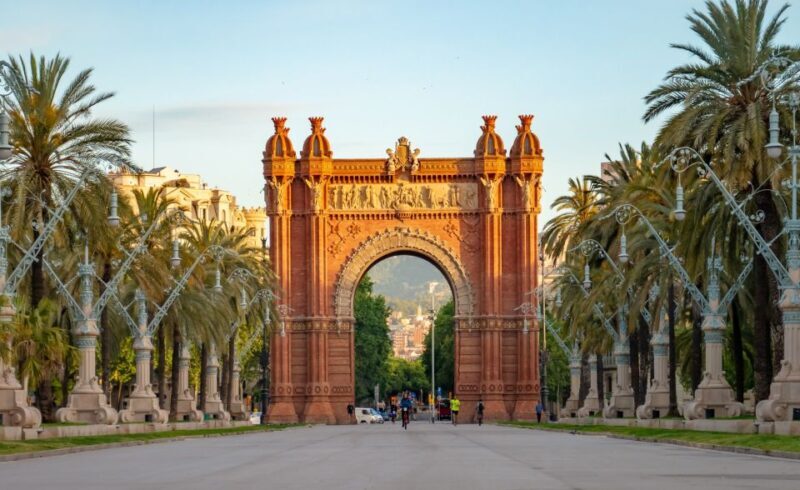 Barcelona Old Town Tour with Family-friendly Attractions - Who is This Tour Best Suited For?