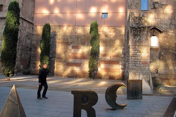 Barcelona Old Town walking tour with official guide - The Itinerary in Detail: What You Can Expect